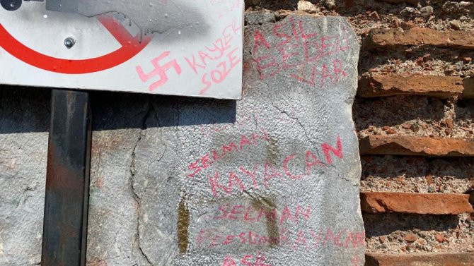 iznikte-tarihi-surlara-spreyle-nazi-sembolu-cizildi-8370-dhaphoto5.jpg