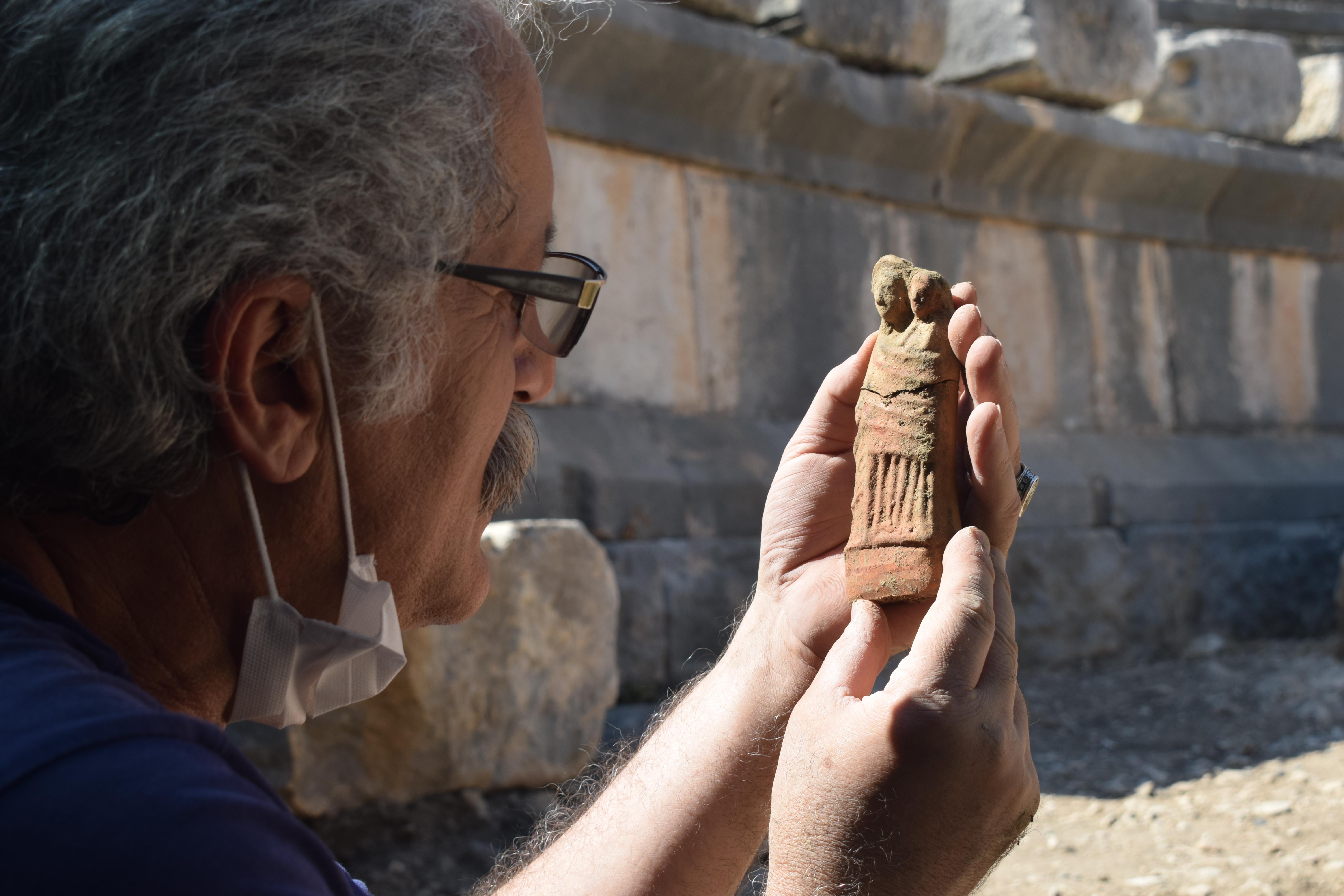 myra-antik-kentinde-hepsi-bir-arada-50den-fazla-heykelcik-bulundu-3997-dhaphoto3.jpg