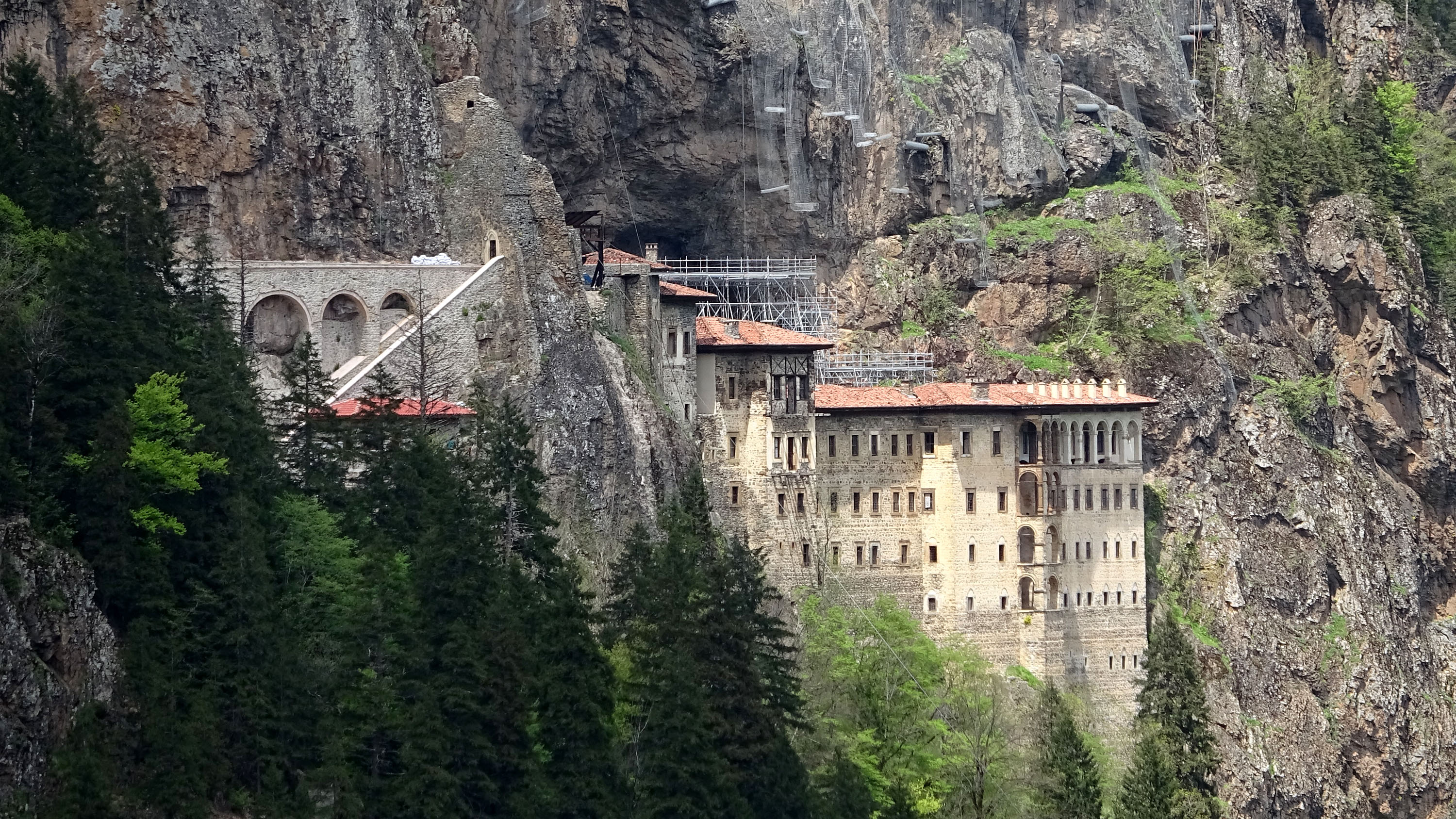 trabzonda-sumela-manastiri-ve-ayasofya-camii-yarin-ziyarete-aciliyor-6772-dhaphoto7.jpg